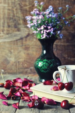 Vintage kompozisyon kiraz berry ahşap arka plan üzerinde
