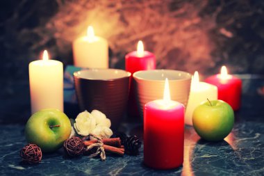 gece masa kupa ve mum