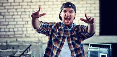 beared kişi hip-hop tarzı dansçı