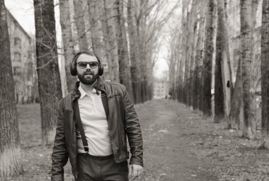 tek renkli sakallı adam Park müzik dinle