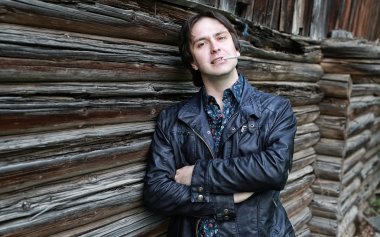 adam ahşap duvar duman