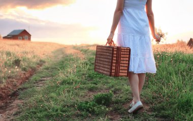 çiçekli bir alanda gün batımı yaz kız