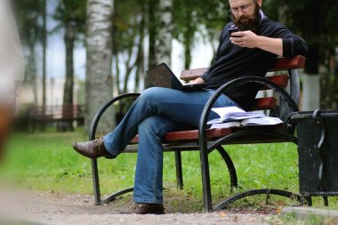 adam parkta kitap okuma