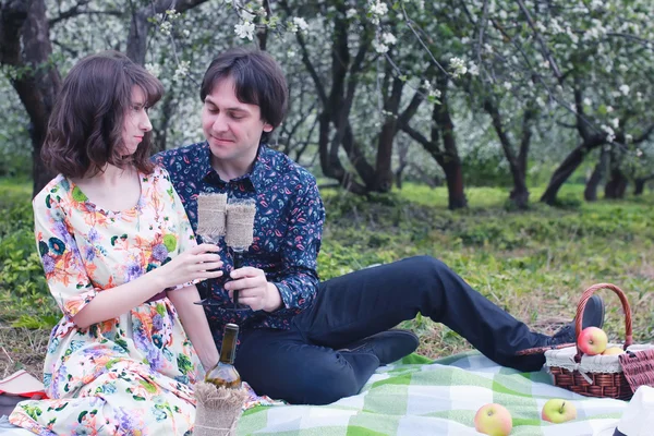 Coppia innamorata picnic all'aperto con melo — Foto Stock