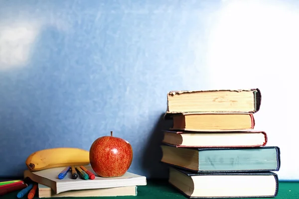 Гранж эффект фото образования книги стек яблочное перо — стоковое фото