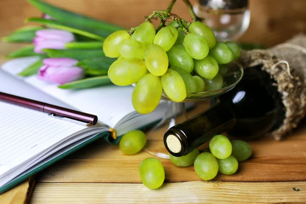 Bouteille de vin livre et le raisin de verre — Photo