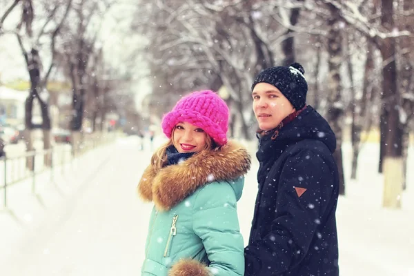 Jovem casal caminhando inverno — Fotografia de Stock