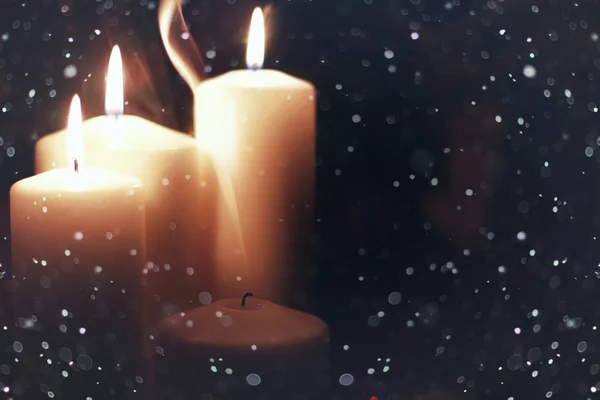 蜡烛光隔离黑中带雪 — 图库照片