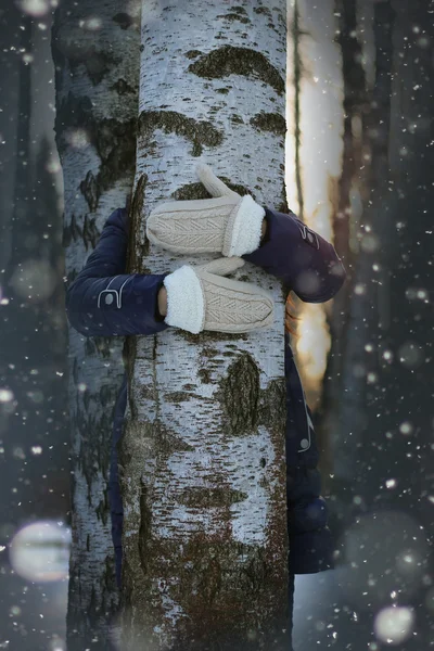 Ağaç kız eller gizleme — Stok fotoğraf