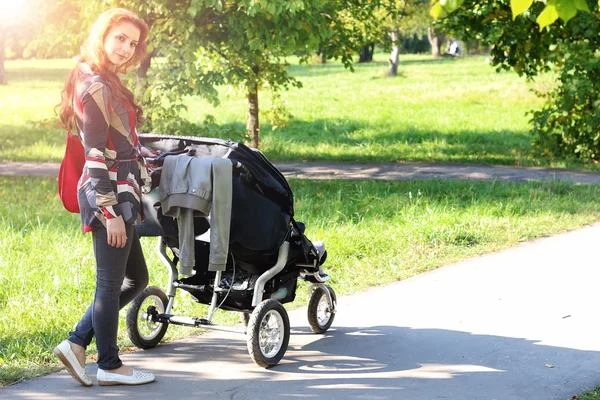 Spaziergängerinnen mit Kinderwagen — Stockfoto