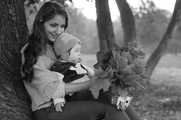 Ruiva menina com filho folhas de outono — Fotografia de Stock