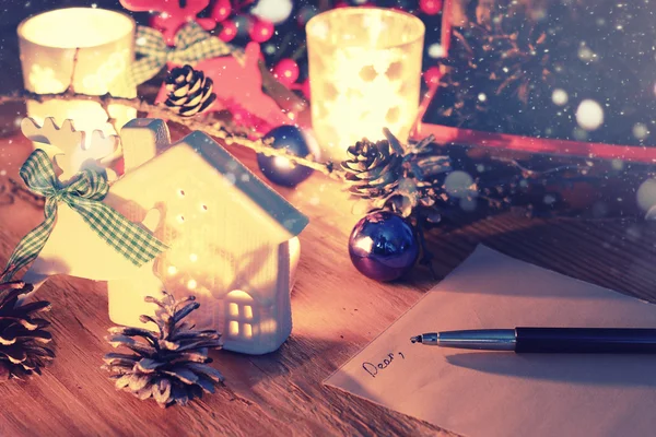 Mão do ano novo escrever na mesa com vela de cone de pinho — Fotografia de Stock