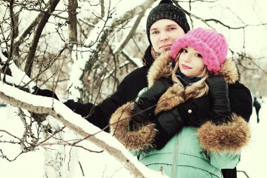 genç bir çift aşık kışın