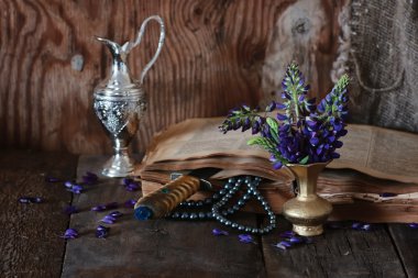 Arap kitap ve çiçek