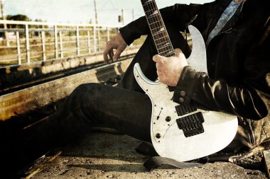 gitar bir demiryolu ile fotoğraf erkekler üzerinde karalama etkisi