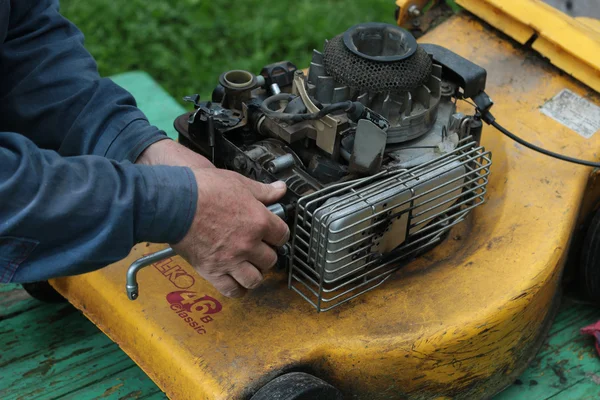 Reparación de motor cortacésped —  Fotos de Stock