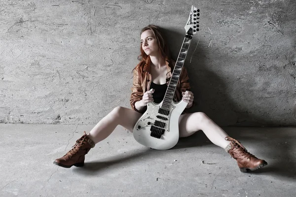 Chica con guitarra eléctrica rock — Foto de Stock