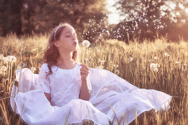 Dívka s dundelion v podzimním parku — Stock fotografie