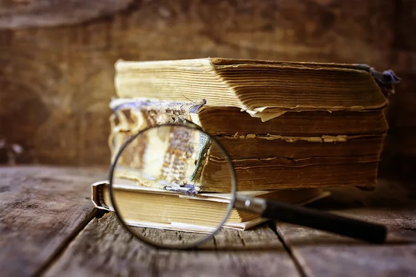 Zvětšovací sklo a staré knihy — Stock fotografie
