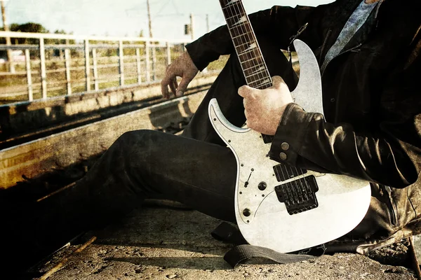 Efecto de arañazos en hombres foto con guitarra en un ferrocarril — Foto de Stock