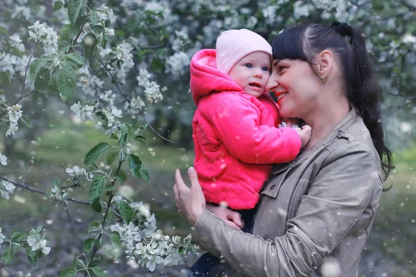 Madre con bambino nel giardino delle mele — Foto Stock