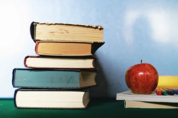 Libros de concepto de educación pila, manzana y pluma —  Fotos de Stock