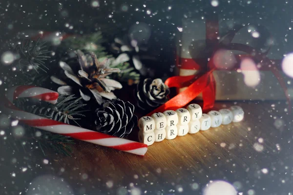 소나무 콘 크리스마스 선물 장난감의 분기 — 스톡 사진