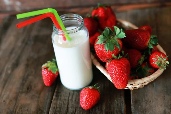 Fresas y leche en un vaso —  Fotos de Stock