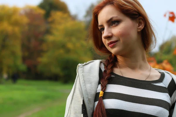 Herfst bladeren meisje boek casual — Stockfoto