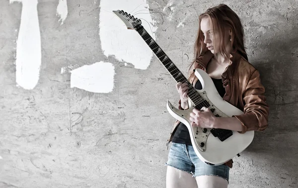 Meisje met gitaar rock — Stockfoto