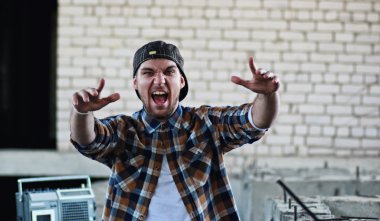 hip hop tarzı adam sakal