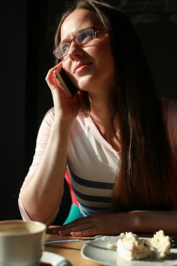 Kız bir kafede kahve notebook ile için