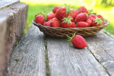 Rustik ahşap zemin üzerine çilek