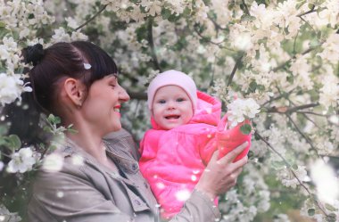 elma bahçesinde bebek ile anne