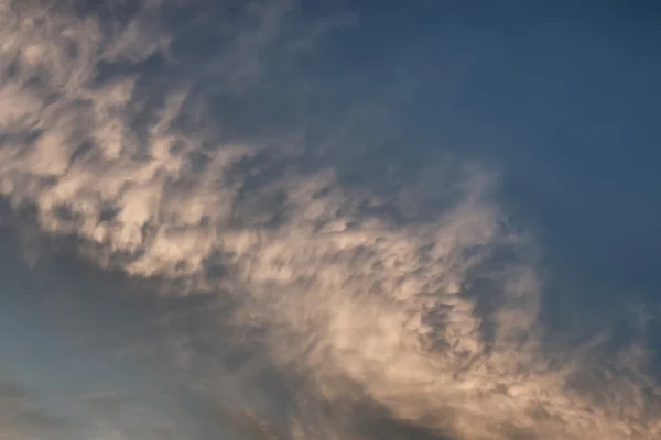 Cielo azul y nubes del atardecer — Foto de Stock