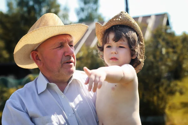 Hombre viejo con niño en sombrero — Foto de Stock