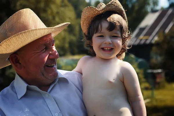 Hombre viejo con niño en sombrero — Foto de Stock