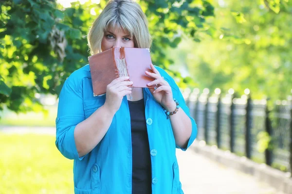 Mujer en el parque árbol verde con libro — Foto de Stock