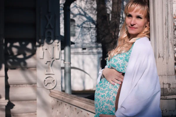 Otoño mujer embarazada al aire libre — Foto de Stock