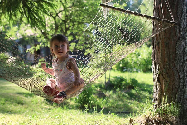 Niño en la hamaca en la naturaleza — Foto de Stock