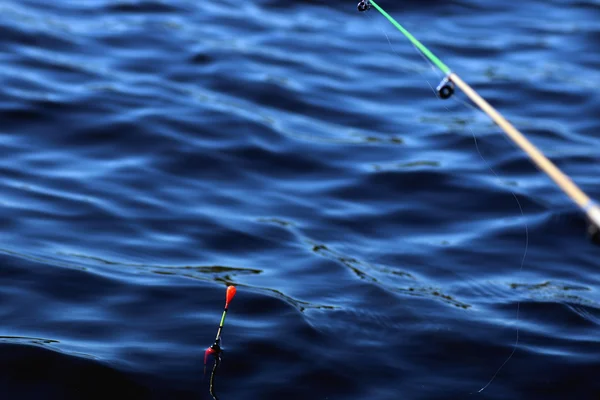 Flotador de pesca en el agua — Foto de Stock