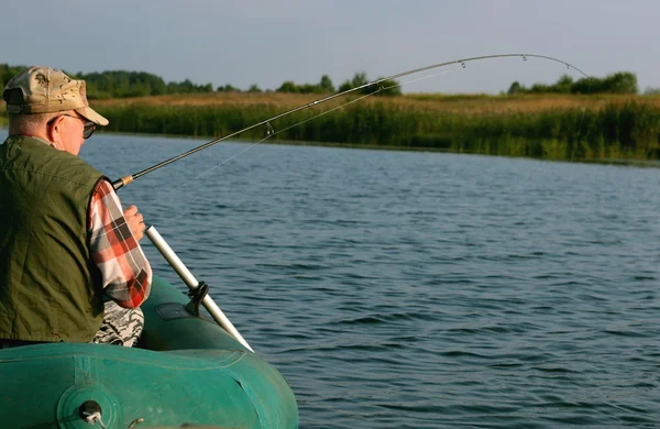 Spinning pescador en un barco de pesca — Foto de Stock