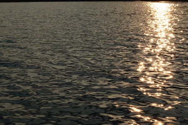 水のテクスチャの夕日 — ストック写真