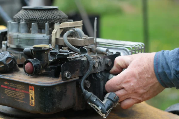 Reparación de motor cortacésped —  Fotos de Stock