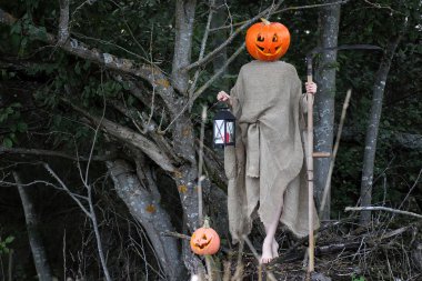 korku bir tırpan ile kabak 