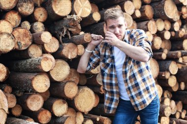 ahşap kazık ahşap yakınındaki kişi sakallı