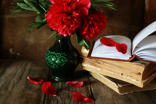Flor de livro velho na mesa de madeira — Fotografia de Stock