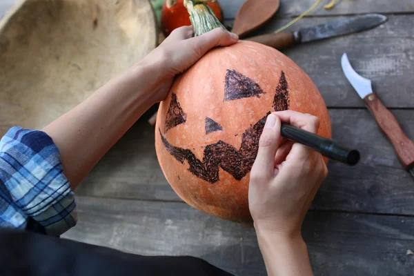 ハロウィーンのカボチャを彫る — ストック写真