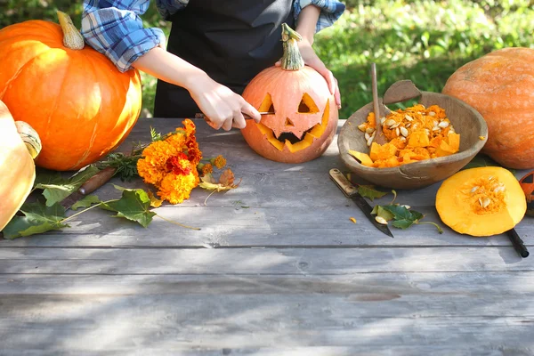 Sculpter citrouilles pour Halloween — Photo