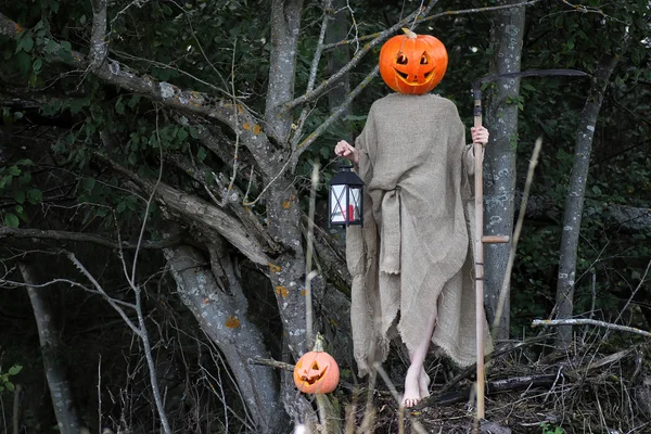 korku bir tırpan ile kabak 